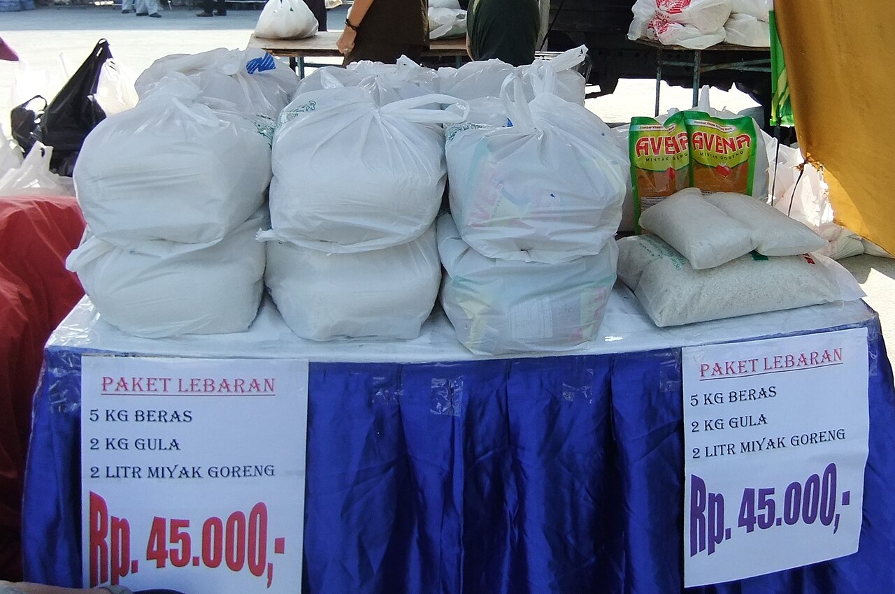 Penyaluran bansos airbuaya